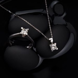 Solitaire Pendant with Chain